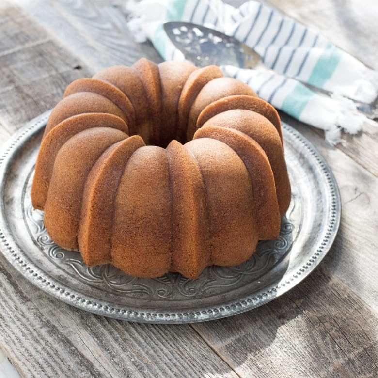 Bundt pan with a shaped ring design