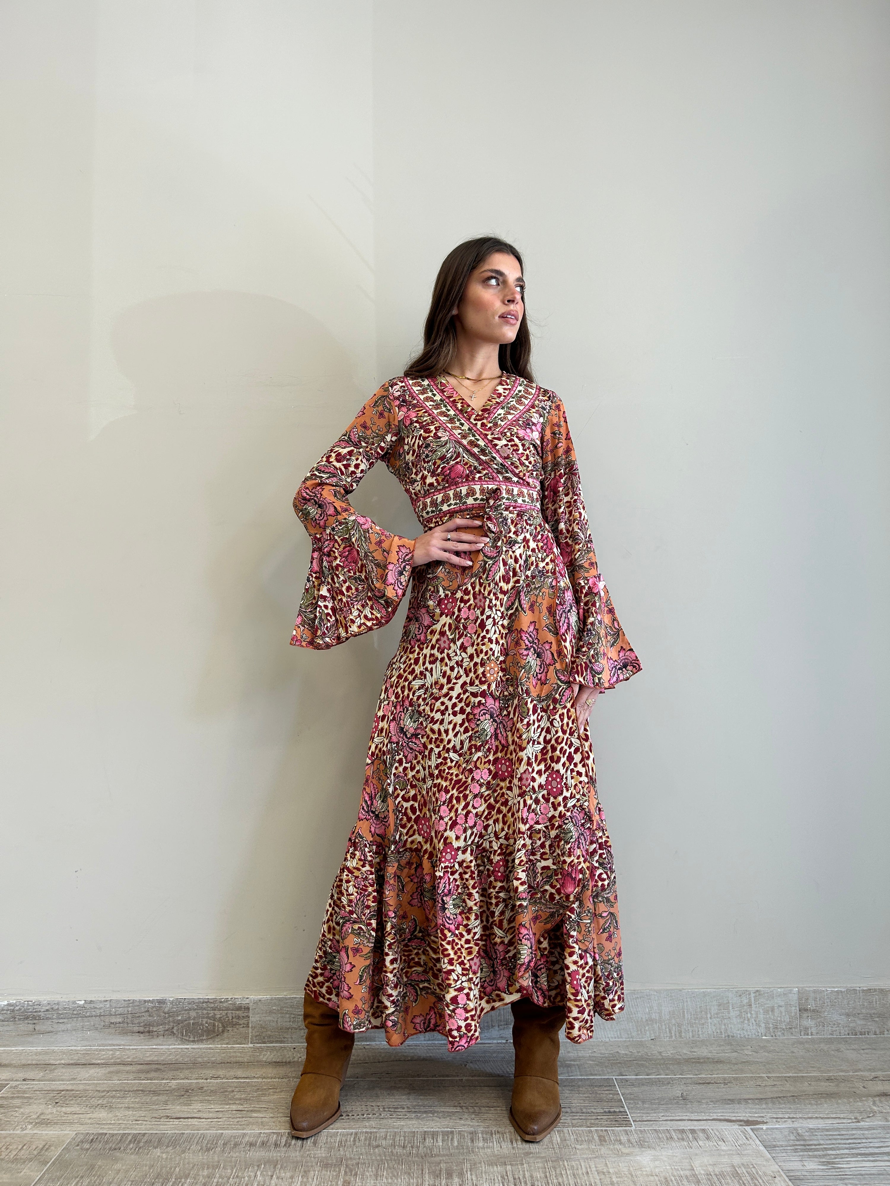 Look boho chic con kimono seta stampa Flower Leo rosa