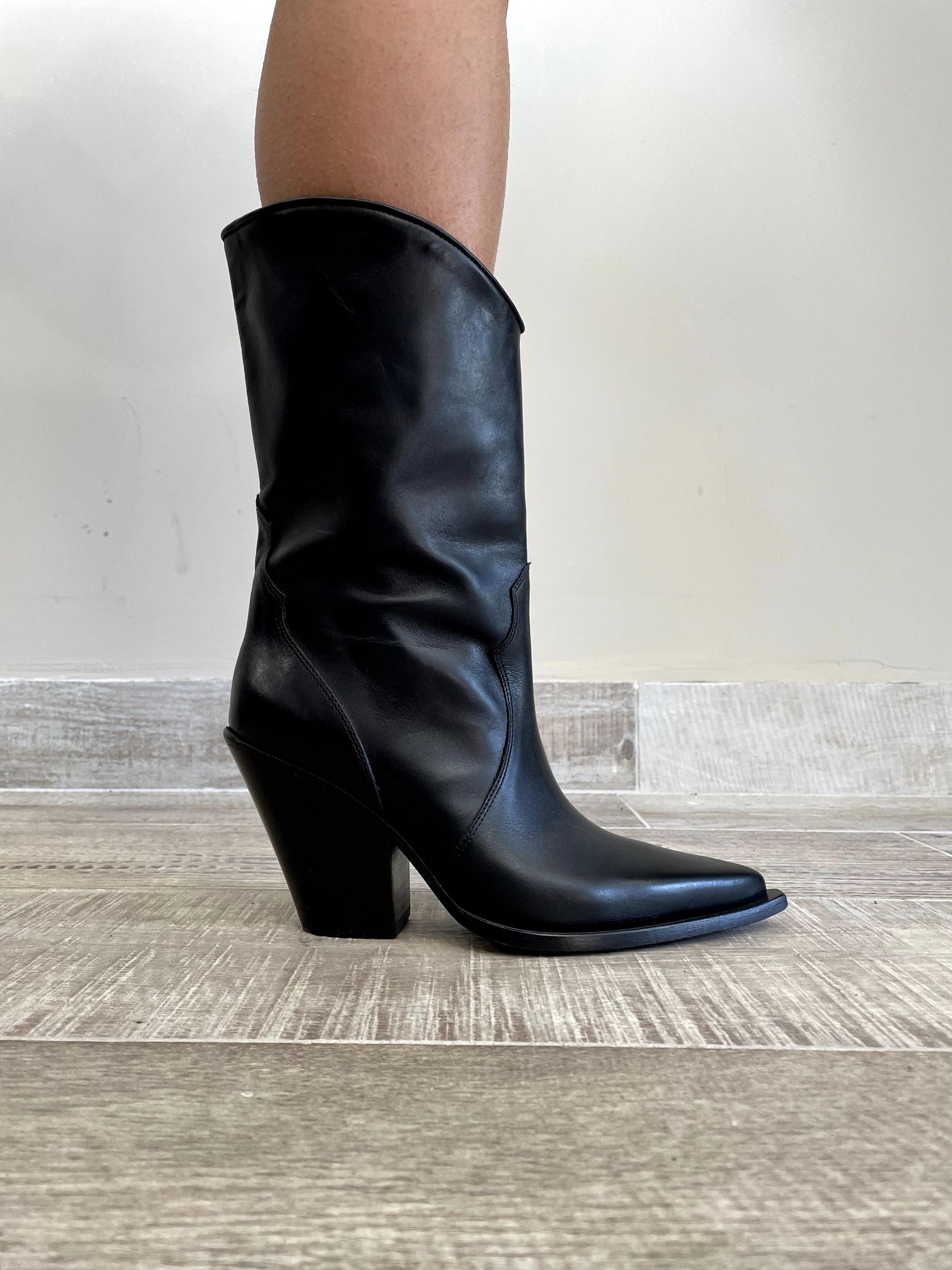Elena Iachi texano pelle nero - stivali texani con vestito elegante boho chic