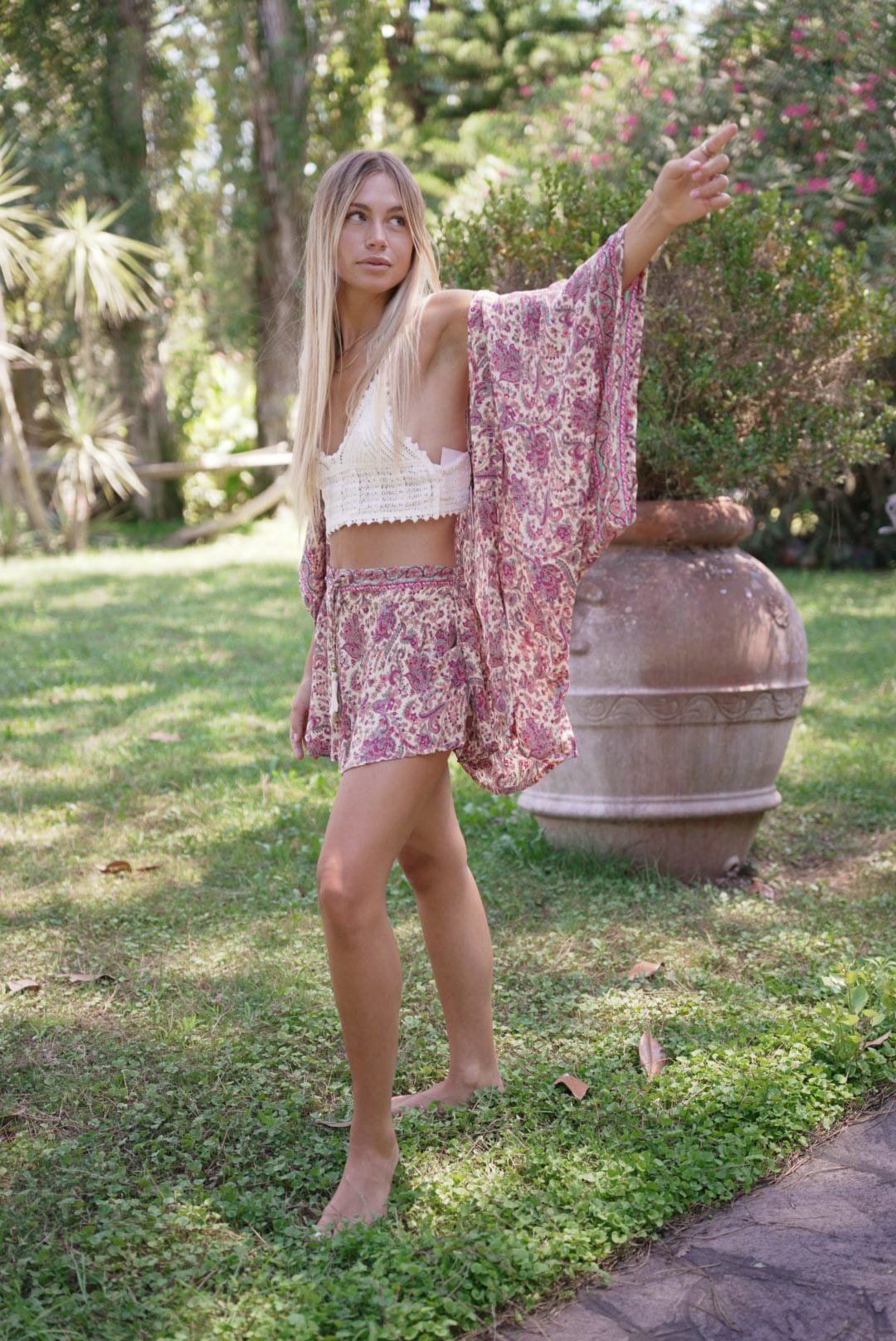 Look stile gipsy donna con seta stampata fantasia colorata