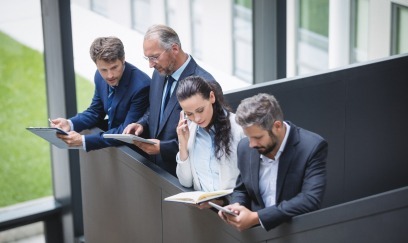 Equipo legal trabajando en estrategia de recuperación de propiedad