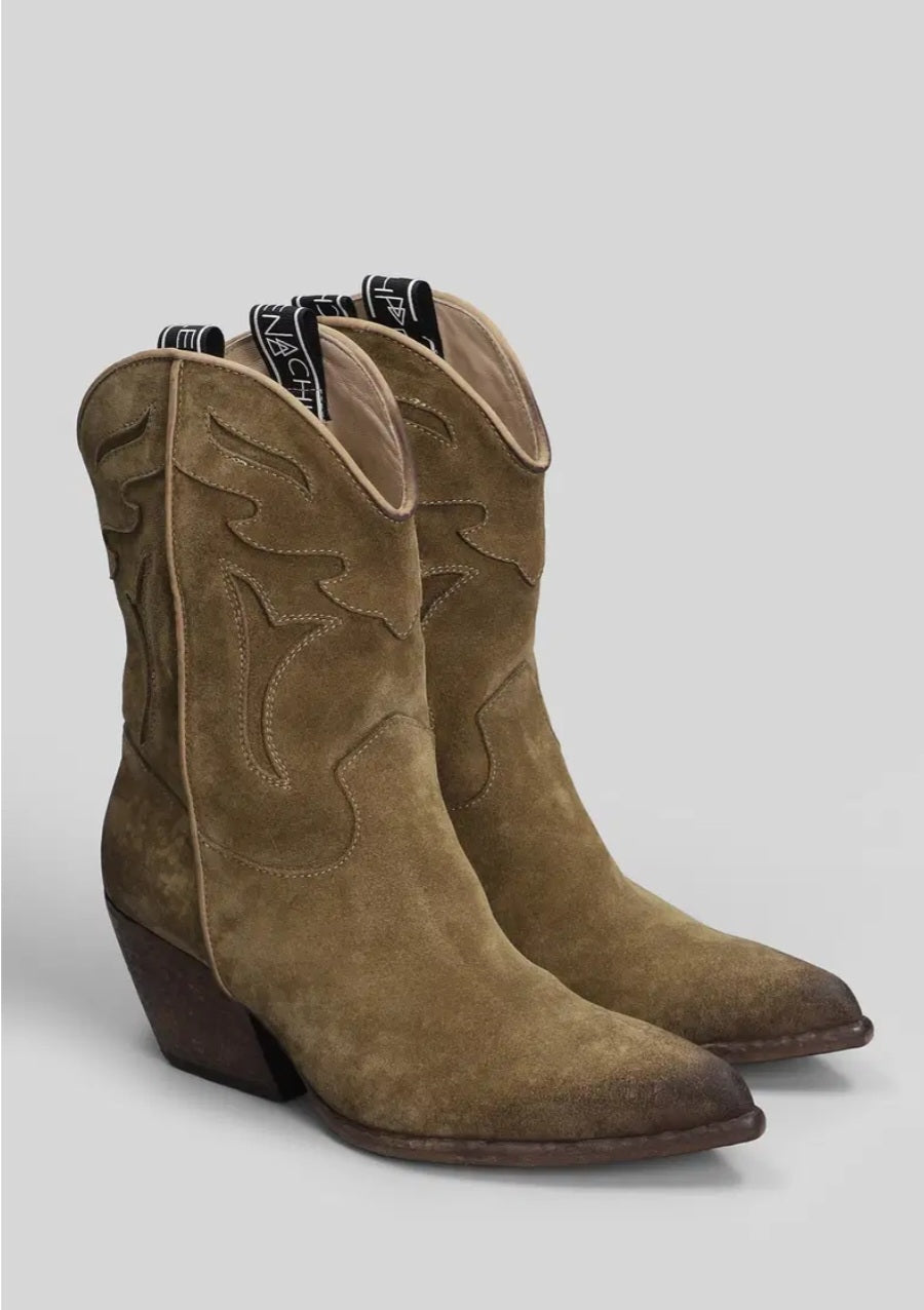 Dettaglio ricamo stivali texani in camoscio color khaki