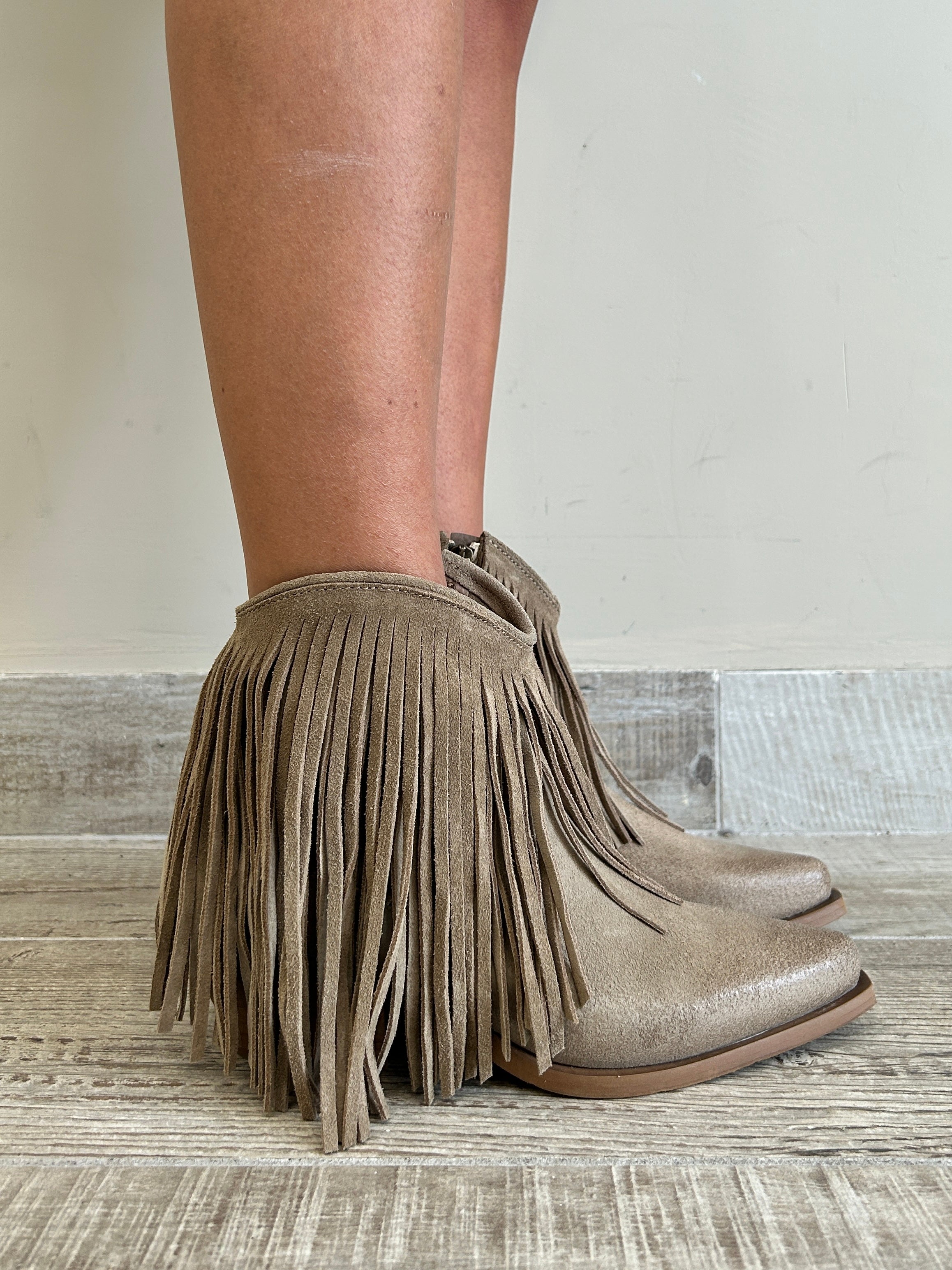 Texano con frange pelle scamosciata tortora moda boho chic