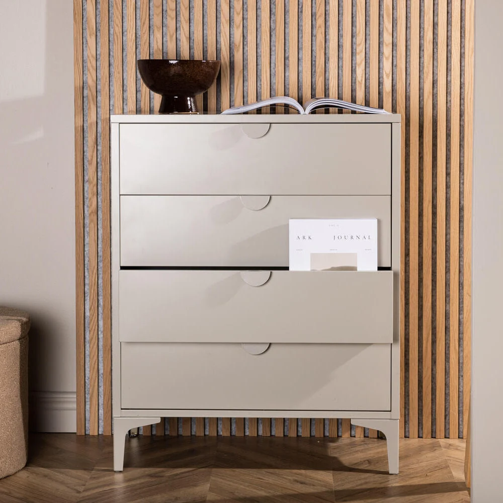 Schlichte Kommode in warmer Holzoptik