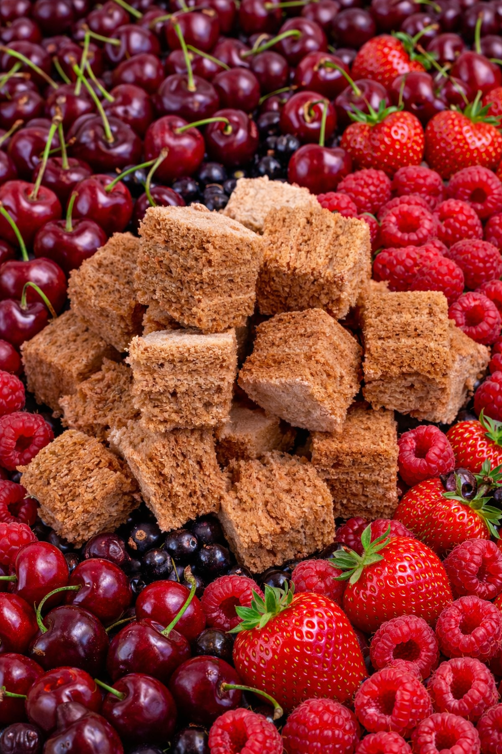 Selección de snacks de frutos rojos con etiqueta limpia