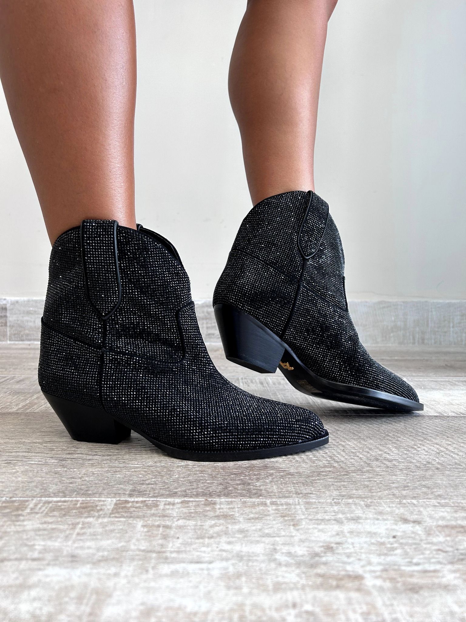 Texanino strass nero indossato look serale moda donna boho