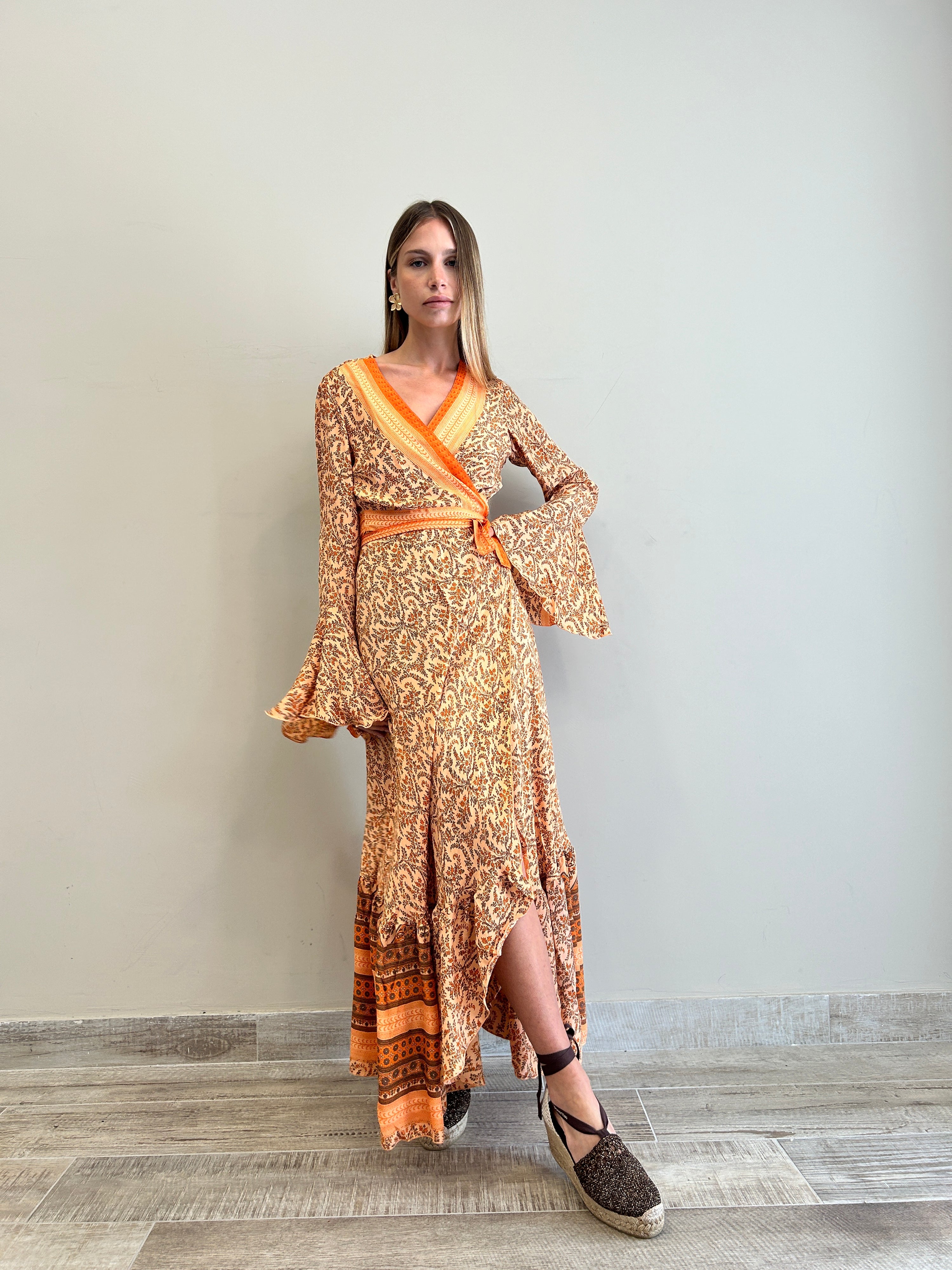 Abito kimono lungo boho in seta fantasia Soft Orange, tessuto fluido e leggero
