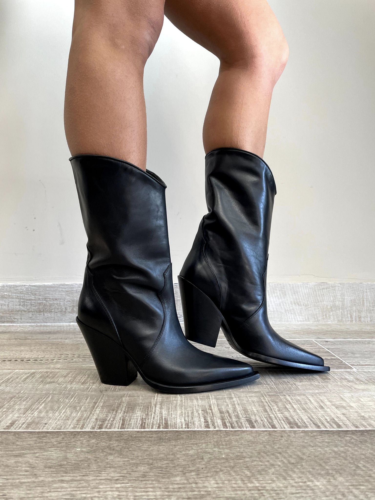 Texano pelle nera donna look gipsy abbigliamento bohémien