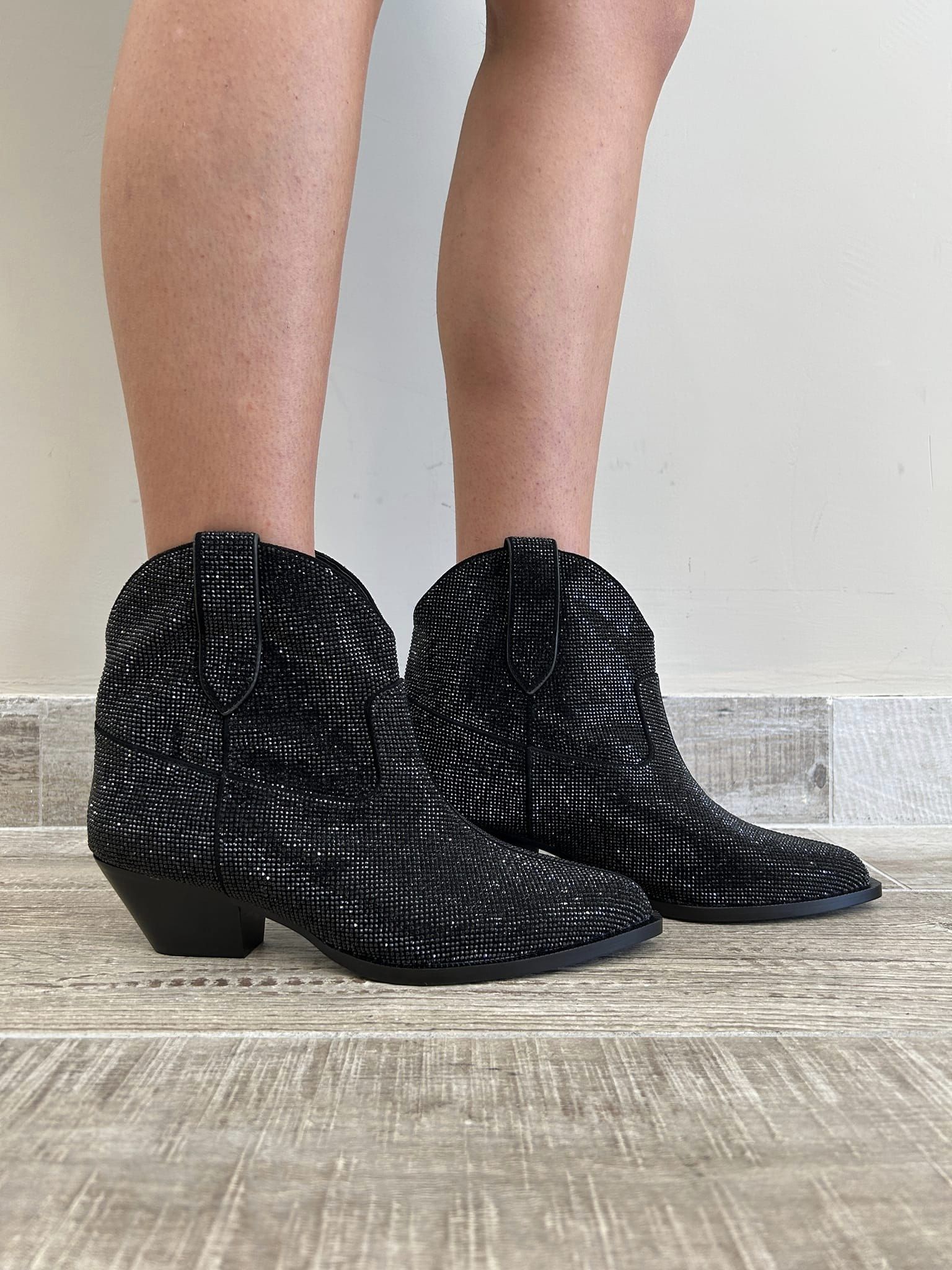 Texanino strass nero donna look Coachella moda boho chic