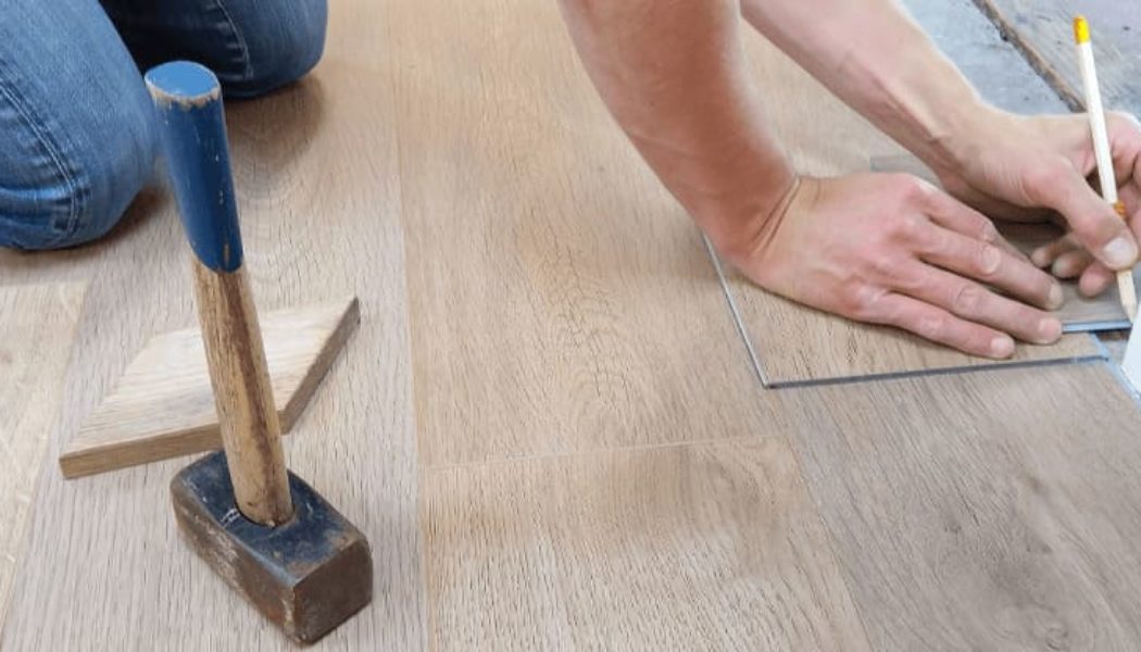 contractor installing a vinyl plank floor