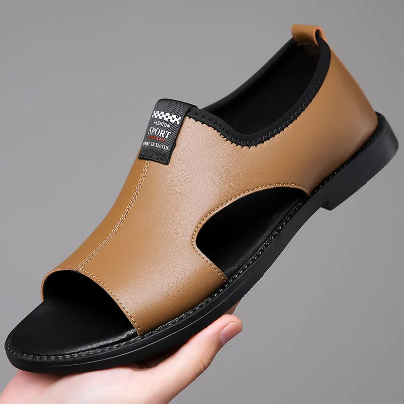 Detalle de chanclas cuero hombre